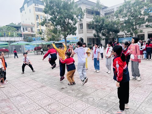Học sinh trường Tiểu học Giang Biên tích cực tham gia các trò chơi dân gian