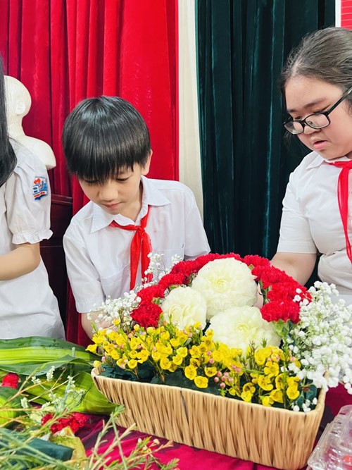 Học sinh trường Tiểu học Giang Biên tham gia cuộc thi cắm hoa chào mừng ngày 8/3