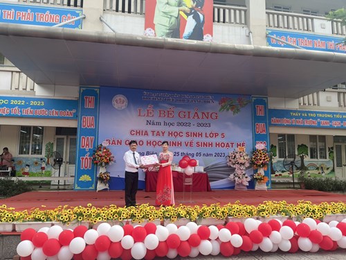 Trường Tiểu học Giang Biên long trọng tổ chức lễ tổng kết năm học.