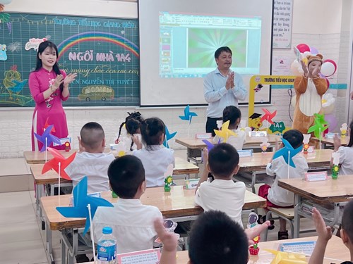 Chương trình đón học sinh lớp 1 tại trường Tiểu học Giang Biên: Bước khởi đầu đầy ý nghĩa