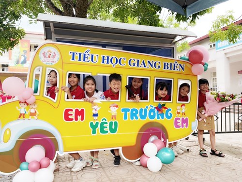 Ngày khai trường đáng ghi nhớ của học sinh lớp 5A4 trường Tiểu học Giang Biên