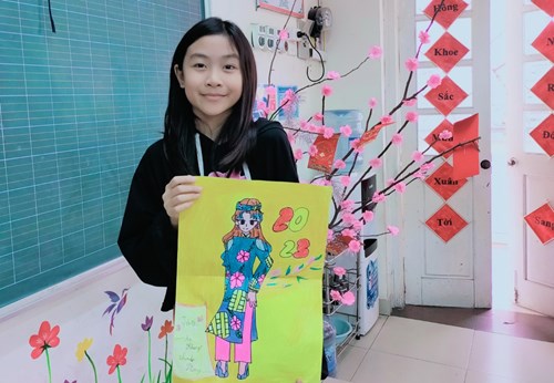 Vẽ tranh đề tài ngày Tết của học sinh Trường Tiểu học Giang Biên mang đậm ý nghĩa nhân văn.