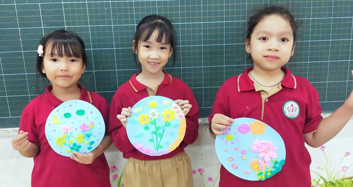 Niềm vui của học sinh lớp 1 khi tham gia câu lạc bộ Mĩ thuật Trường Tiểu học Giang Biên