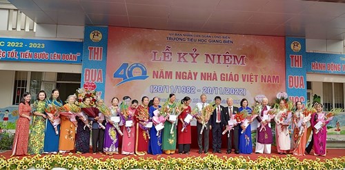  Trường Tiểu học Giang Biên tổ chức buổi Họp mặt Tri ân thầy cô nghỉ hưu.