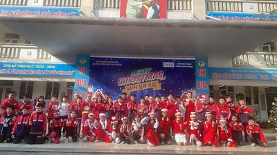 Các bạn nhỏ Trường Tiểu học Giang Biên tham gia Lễ Giáng sinh năm học 2022-2023