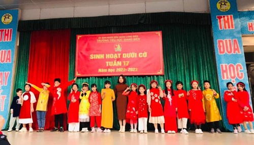 Hoạt động trải nghiệm sắc màu tuổi thơ của học sinh trường Tiểu học Giang Biên với chủ đề Tết truyền thống
