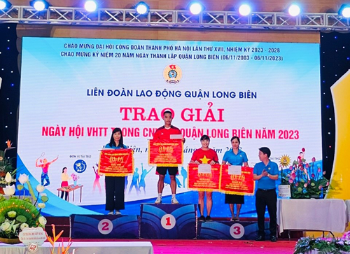 Công đoàn viên trường TH Giang Biên tham gia ngày hội văn hóa thể thao
