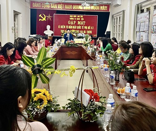 Công đoàn Trường Tiểu học Giang Biên tổ chức gặp mặt Đoàn viên công đoàn nhân kỉ niệm ngày quốc tế Phụ nữ 8/3.