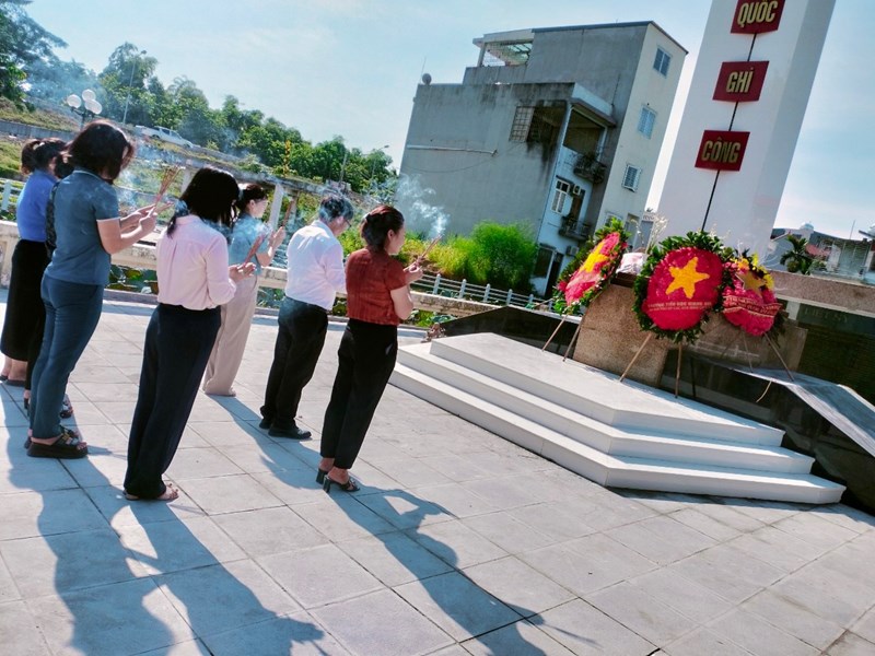 Trường Tiểu học Giang Biên tổ chức hoạt động nhân kỷ niệm ngày Thương binh - Liệt sĩ 27/07/2023
