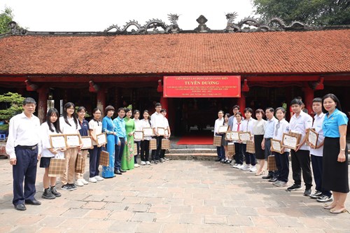 LĐLĐ quận Long Biên long trọng tổ chức Lễ Tuyên dương Con ĐVCĐ đạt giải cấp Quốc gia, cấp Thành phố và Vượt khó học giỏi năm học 2022 - 2023