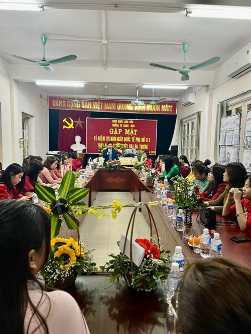 Trường Tiểu học Giang Biên tổ chức gặp mặt mừng ngày Quốc tế Phụ nữ 8-3