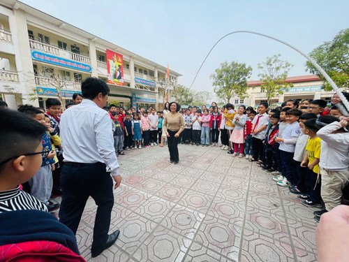 Trường Tiểu học Giang Biên tổ chức một số trò chơi dân gian cho học sinh