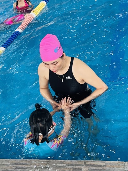 Trường Tiểu học Giang Biên tổ chức tăng cường dạy bơi cho học sinh