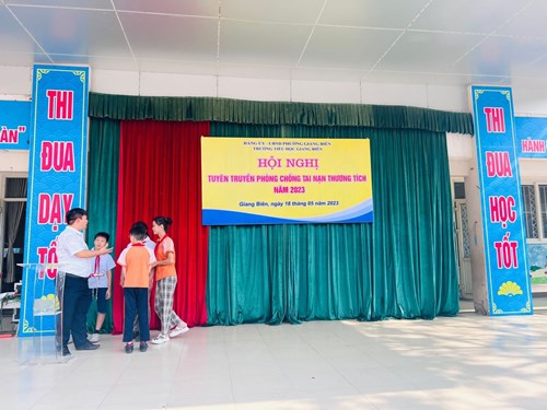 Trường Tiểu học Giang Biên tổ chức buổi tuyên truyền phòng chống TNTT cho học sinh