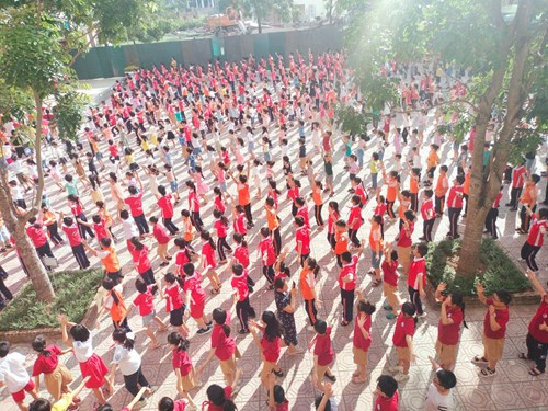 Trường Tiểu học Giang Biên tổ chức tập thể dục buổi sáng