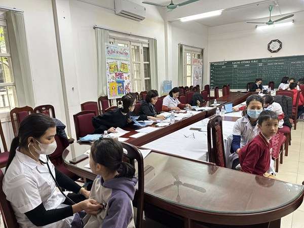 Trường Tiểu học Giang Biên hướng dẫn cách phòng tránh các bệnh lúc giao mùa cho học sinh
