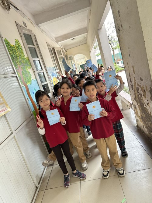 Trường Tiểu học Giang Biên phối hợp với Trung tâm Y tế tổ chức khám sức khỏe cho học sinh
