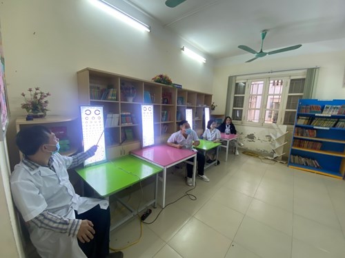 Trường Tiểu học Giang Biên tổ chức khám sức khỏe cho học sinh tiểu học.