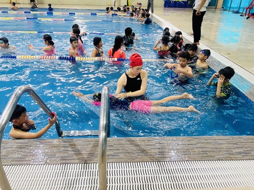 Phổ cập bơi cho học sinh tại trường Tiểu học Giang Biên
