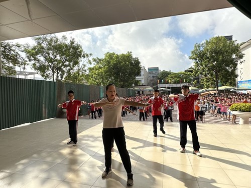 Thể dục buổi sáng của học sinh Tiểu học Giang Biên- Khỏe để học tập!