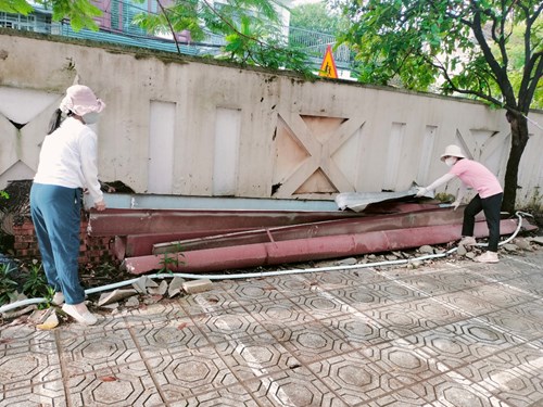 Trường Tiểu học Giang Biên tổng vệ sinh trường học diệt bọ gậy  phòng chống dịch bệnh sốt xuất huyết tại khuôn viên sư phạm nhà trường