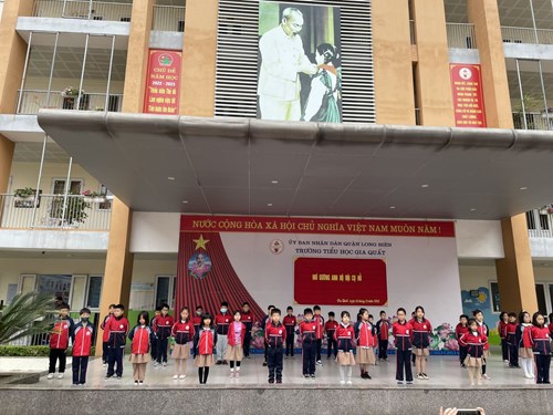 Trường Tiểu học Gia Quất tổ chức chào cờ chủ đề: Noi gương anh bộ đội cụ Hồ