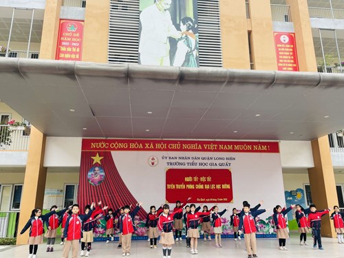 Trường Tiểu học Gia Quất tổ chức chào cờ theo chủ đề: Người tốt- việc tốt. Tuyên truyền phòng chống bạo lực học đường”.