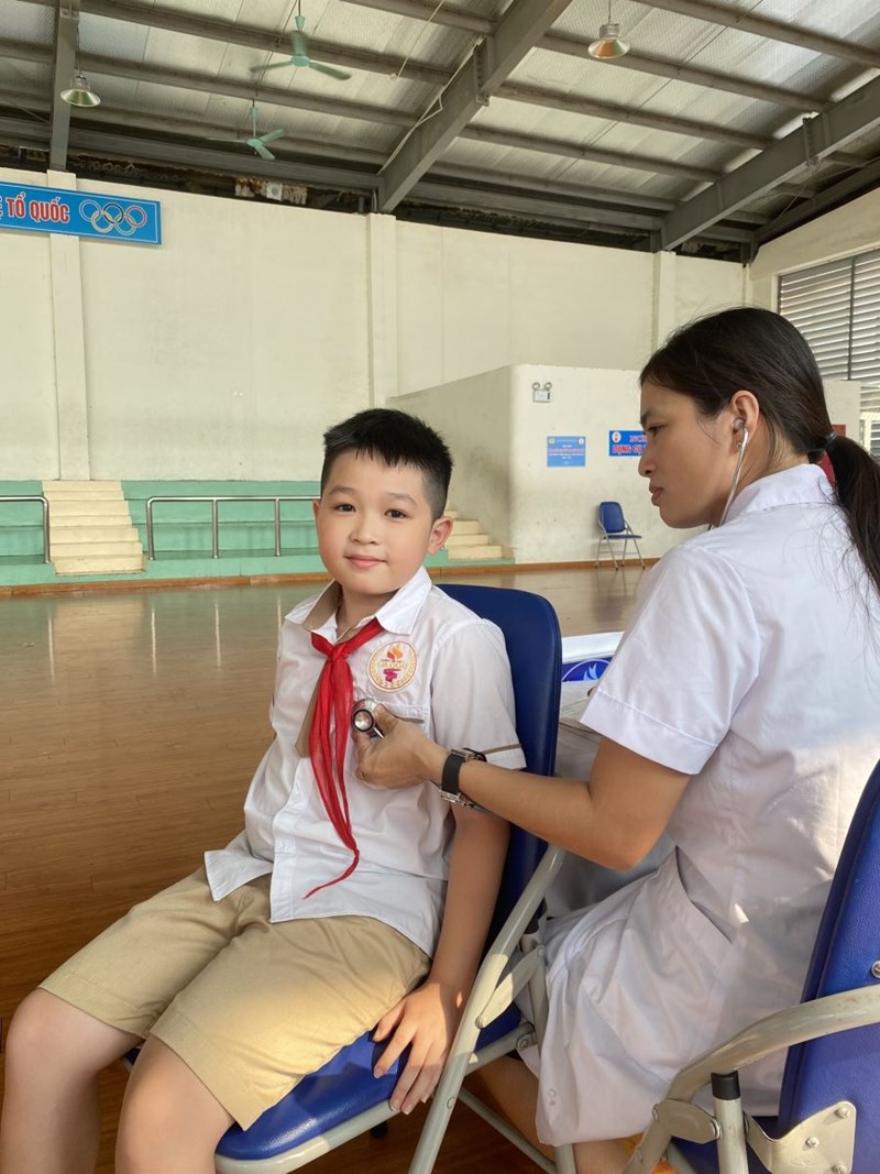 Trường Tiểu học Gia Quất phối hợp với Trung tâm Y tế quận Long Biên tổ chức tốt công tác khám sức khỏe định kỳ cho học sinh năm học 2023-2024 