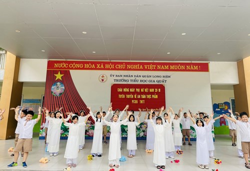 Trường Tiểu học Gia Quất tổ chức Sinh hoạt dưới cờ chủ điểm   Chào mừng ngày Phụ nữ Việt Nam 20/10  , tuyên truyền về An toàn thực phẩm