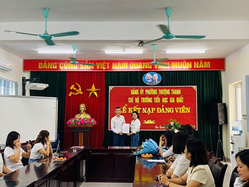 Trường Tiểu học Gia Quất tổ chức Lễ kết nạp Đảng cho quần chúng ưu tú Nguyễn Thành Nam