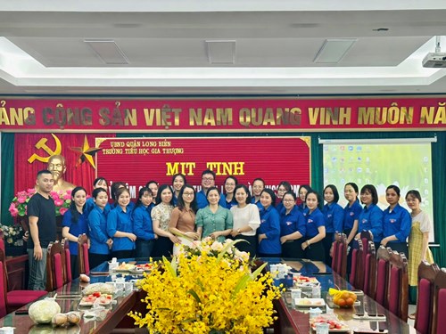 Chi đoàn trường Tiểu học Gia Thượng tổ chức mít tinh chào mừng 92 năm ngày thành lập Đoàn TNCS Hồ Chí Minh