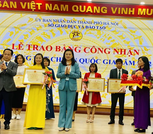 Trường Tiểu học Gia Thượng tự hào nhận bằng công nhận trường đạt chuẩn Quốc gia