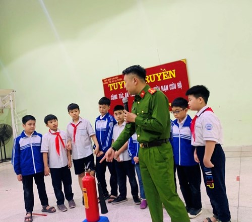 Trường Tiểu học Gia Thượng tuyên truyền phòng cháy chữa cháy và cứu nạn cứu hộ cho HS