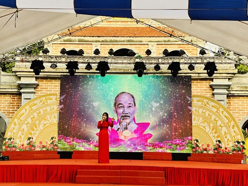 Chúc mừng cô giáo Trần Đình Dạ Thủy hoàn thành xuất sắc vòng Chung khảo Hội thi giọng hát hay quận Long Biên năm 2023