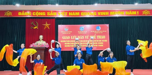 Chi đoàn trường Tiểu học Gia Thụy tham gia Giao lưu Dân vũ thể thao chào mừng 20 năm thành lập quận Long Biên và phường Gia Thụy (06/11/2003 - 06/11/2023)