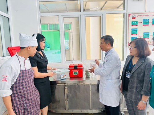 Trường TH Gia Thụy đón đoàn kiểm tra bếp ăn bán trú của Sở y tế TP Hà Nội