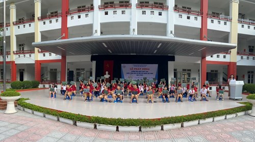 Thầy trò trường Tiểu học Gia Thụy tham gia Lễ Phát động hưởng ứng Ngày Pháp luật nước CHXHCN Việt Nam