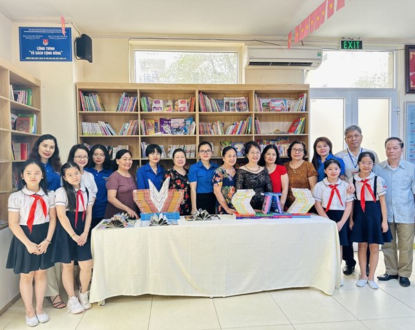 Chi đoàn và Liên đội trường Tiểu học Gia Thụy tham gia khánh thành công trình  Tủ sách công cộng  của phường Gia Thụy