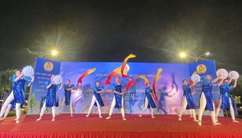 Tiết mục tham dự Hội thi dân vũ chào mừng 20 năm thành lập quận Long Biên của trường Tiểu học Gia Thụy