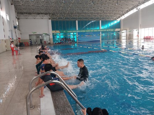 Học sinh trường Tiểu học Lê Quý Đôn tham gia lớp bơi của Trung tâm Văn hóa - thông tin và thể thao quận Long Biên