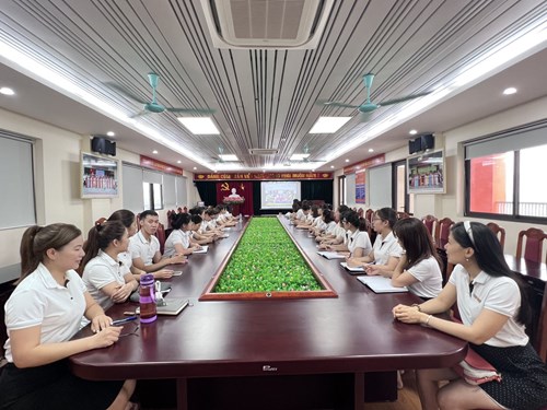 Trường Tiểu học Lê Qúy Đôn tổ chức lớp bồi dưỡng Chính trị hè năm 2023-2024 cho tập thể cán bộ, giáo viên, nhân viên nhà trường.