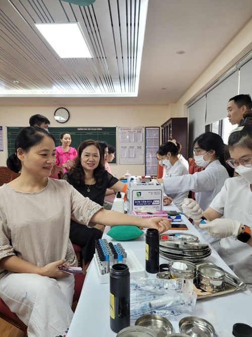 Trường Tiểu học Lê Quý Đôn tổ chức khám sức khỏe định kì cho cán bộ, giáo viên, nhân viên