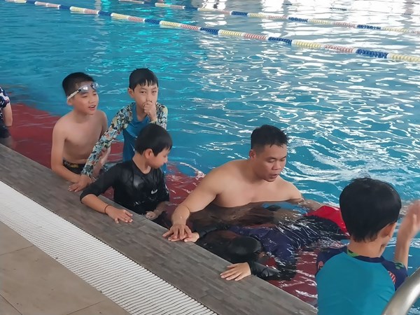 Buổi học bơi đầu tiên của các con