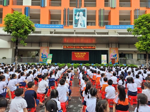 Trường Tiểu học Lê Quý Đôn vinh dự đón đoàn TTYT quận Long biên truyền thông về An toàn vệ sinh thực phẩm và  phòng chống dịch bệnh
