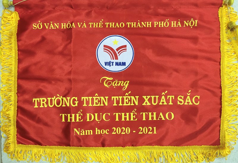 Sở VH và thể thao thành phố Hà Nội tặng Trường TH Long Biên tiên tiến xuất sắc thể dục thể thao năm học 2020 - 2021
