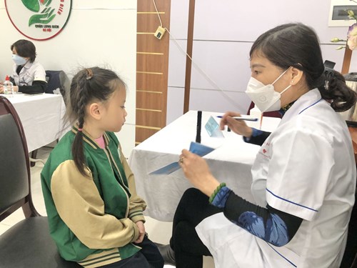 Trường Tiểu học Long Biên tổ chức khám sức khỏe định kỳ cho học sinh toàn trường
