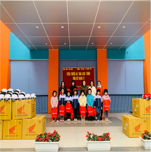 Trường tiểu học Lý Thường Kiệt thực hiện trao tặng mũ bảo hiểm tới học sinh