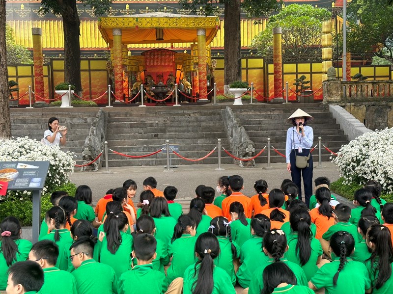 Trường tiểu học Lý Thường  Kiệt tổ chức tham quan ngoại khóa  học kì I cho học sinh