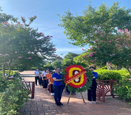 Trường Tiểu học Lý Thường Kiệt tổ chức lễ dâng hương tại đài tưởng niệm nhân ngày Thương binh liệt sĩ (27/7/1947 – 27/7/2023)