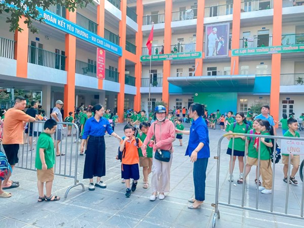 Trường Tiểu học Lý Thường Kiệt thực hiện An toàn giao thông, cổng trường an toàn.